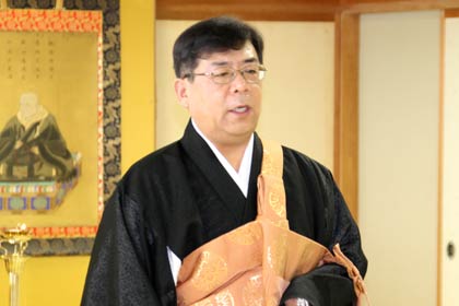  仮本堂で池守章輪番のあいさつ