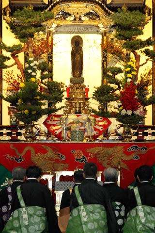  再び本堂の須弥檀に安置された本尊