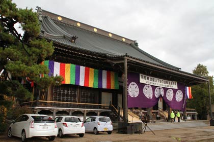  本堂前に新調した五色幕が下がる