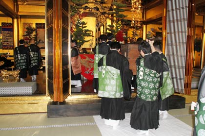  内陣へ入る本尊を納めた輿