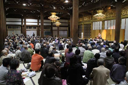  本堂がほぼ満杯のごぼさま寄席
