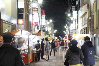  三条別院のお取越にあわせて5日、参道周辺で開かれた露店市