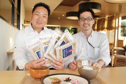 8日午前9時から「ふるふる」の正面玄関前で「みそ汁ふるまい試飲会」 を行うレストラン「産直カフェ otomo」のオーナー山岸さん(右)とだし屋ジャパンの高橋事業統括部長