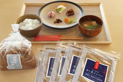  「産直カフェ otomo」のランチメニューとだし屋ジャパンのオリジナルブレンドの粉末だし、団四郎味噌