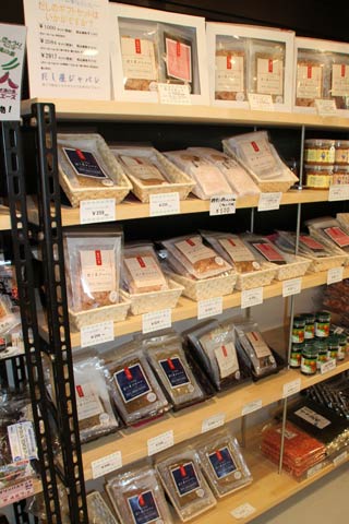 「ふるふる」店内のだし屋ジャパンのコーナー