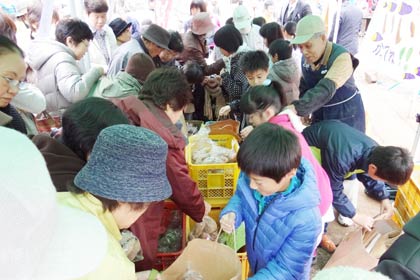 二七の定期市で栽培したサツマイモ「ベニアズマ」を販売する飯田小3年生