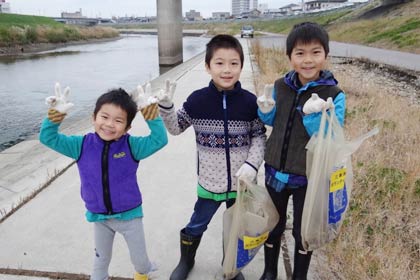 子どもたちもごみ拾いに参加