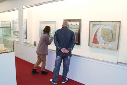 今井美術館で開かれている十日町市の野村重義さん(66)のろうけつ染めを展示した企画展「染の旅展」