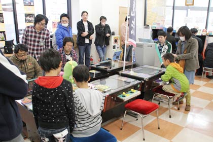 8、9の2日間、あいでん本町店の「いこいの広場」で開かれている第2回無料ゲームコーナー「インベーダーハウス in あいでん本町店」