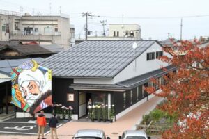 8日オープンした見附市大凧伝承館