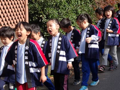ひまわり保育園が結成した「ひまわり保育園幼年消防クラブ」が秋の全国火災予防運動の一環で火の用心のはっぴを着た園児が火災予防を呼びかけ