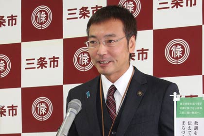 記者会見する国定市長