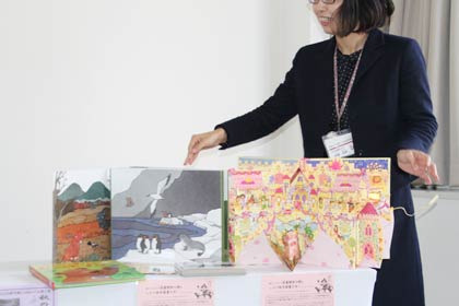 11日に国定市長の記者会見で「めざせ！しかけ絵本日本一プロジェクト」を紹介