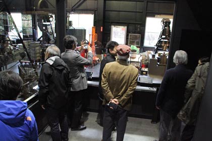 芸術工学会の2014年度秋季大会のエクスカーションで諏訪田製作所を見学