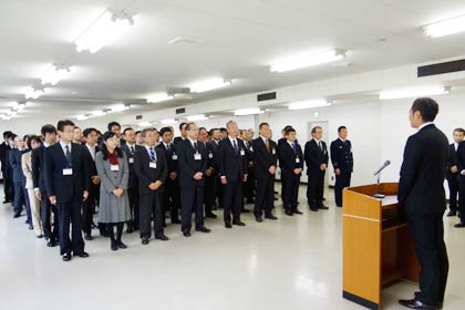  約120人の職員が国定市長のあいさつを聞く
