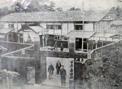 明治10年、新築された公立六番小学吉田校の校舎