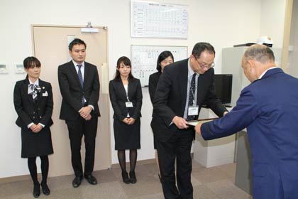 オレオレ詐欺を防いだ第四銀行燕支店、架空請求詐欺を防いだドコモショップ三条店とそれぞれの担当者に石口燕署長から感謝状を贈呈