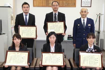 前列ひだりから第四銀行燕支店の西沢さん、高木さん、ドコモショップ三条店の宮島さん、後列左からドコモショップ三条店の小林店長、第四銀行燕支店の田辺支店長