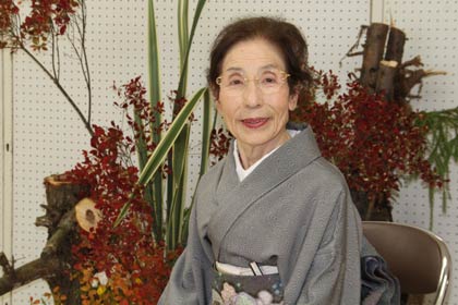  点心席を務めた表千家流の相場宗珠さんはことしが最後の燕市民茶会