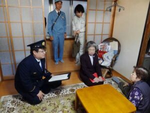秋の火災予防運動で三条市消防本部が関係機関として市内のひとり暮らしの高齢者世帯を訪問、防火指導