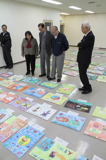  12日行われた平成26年度「Let's Try Eco」啓発ポスターの審査