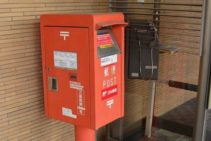  三条口にある郵便ポスト、三条局の文字が見える