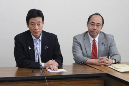 昨年3月、燕三条地域の経済団体の経営者と地域経済に関する懇談会に出席した西村内閣府副大臣(左)と同席した細田衆院議員