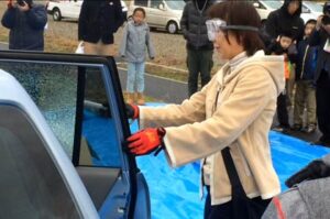 「燕三条防災フェスタ2014」で車の窓割り体験