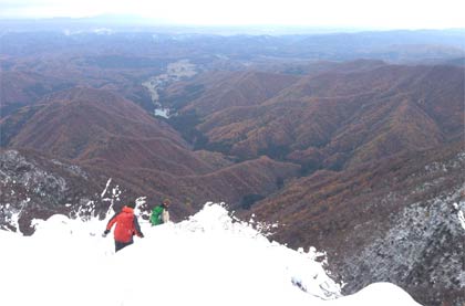 初冠雪の粟ヶ岳から眼下に広がる紅葉（梨本さん撮影）