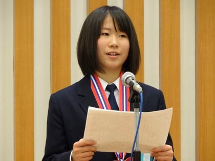 国税庁長官賞の伝達を受けた下田中3年松島音々さん