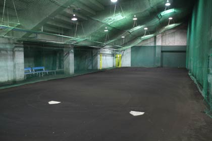 オフシーズンの貸し出しをしている三条パール金属スタジアムの屋内練習場