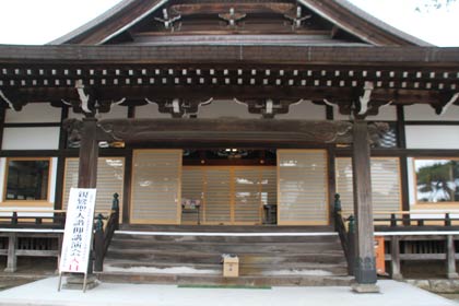 会場の旧御堂は修復が終わって正面の戸を開いて聴講者を迎えた