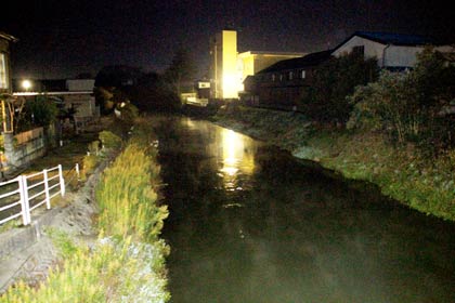 長女を橋の欄干から落とした現場付近の西川のようす