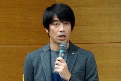 三条北ロータリークラブの青少年育成支講演会で講演するスポーツジャーナリストの中西哲生さん