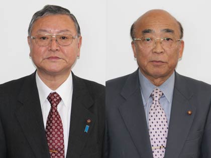 議長に決まった中島氏(左)と副議長に決まった丸山氏
