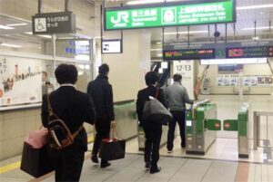 燕三条駅で上越新幹線の運転再開に伴って改札をくぐる利用客(22日午後10時31分)