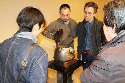 燕市産業史料館で開かれている「午来馨　鉄の造形展」の作品解説会