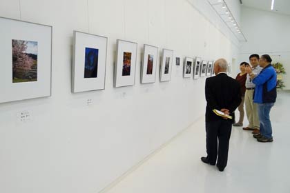  24日まで三条東公民館で開かれている「第7回　写団かじや　写真展」