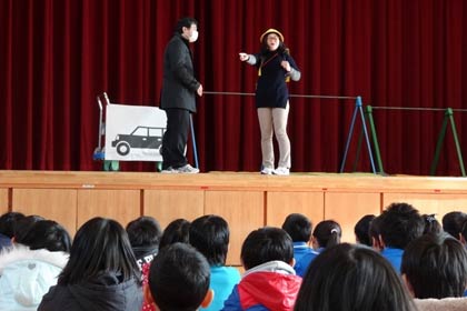 長沢小で初めて行われた不審者との遭遇を想定した対応訓練