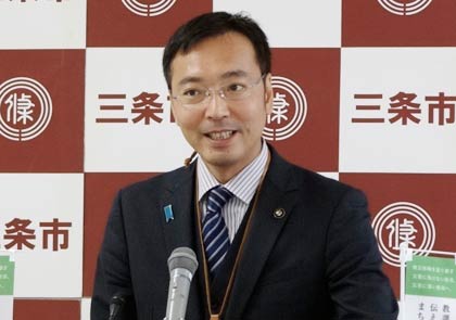 記者会見を行う国定市長