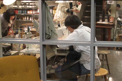 製作実演するイカラシさん