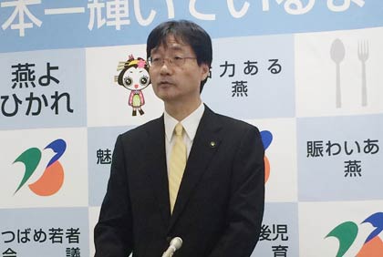 定例記者会見を行う鈴木燕市長