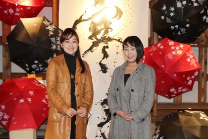 二人展「甘い雨と清い傘展」を開いている染色家の中村清子さん(左)と石崎甘雨さん