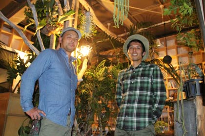 店内の空間を緑でデコレーションしたMountain riveRの川上さん(左)と外山さん