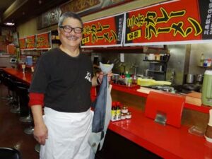 1日、氷頭みそラーメンを1杯200円のチャリティーラーメンとして販売する龍昇園の刈屋さん