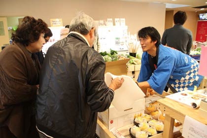 農産物直売所「ふるふる」のル レクチエ フェアで地元生産者がル レクチエの対面販売