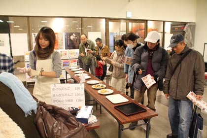  燕三条Wingで開かれた「第2回 進撃の燕三条ローカルフードの祭典！」で試食する来場者