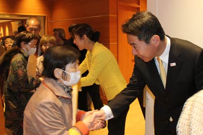  民主党の前原元代表が入り口で菊田氏とともに支持者を迎える