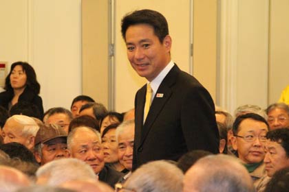 場内に入る民主党の前原元代表