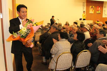 退席する前原元代表
